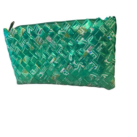 Recycled green gum wrapper clutch - Picture 2 of 7